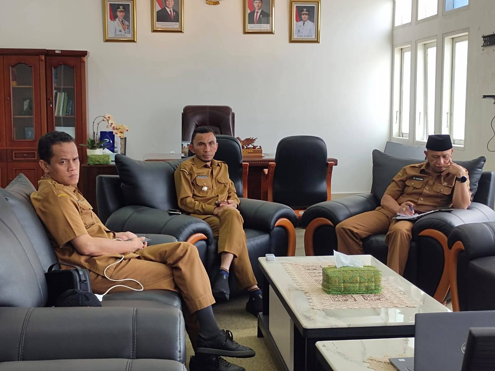 Wawako Allex saat ikuti penyerahan bantuan pusat secara daring didampingi pimpinan OPD terkait.